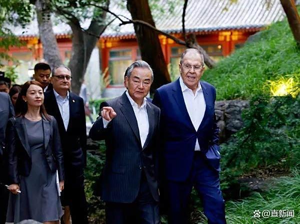 王毅会见俄外长两人都没打领带 深化中俄全面战略协作