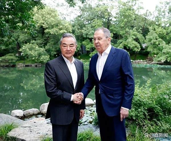 网上配资账号 王毅会见俄外长两人都没打领带 深化中俄全面战略协作