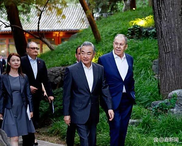 王毅会见俄外长两人都没打领带 深化中俄全面战略协作